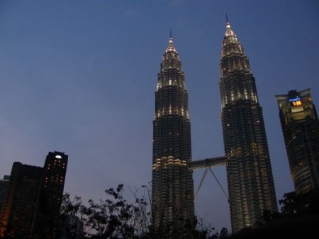 Věže Petronas v Kuala Lumpur vysoké 452 m