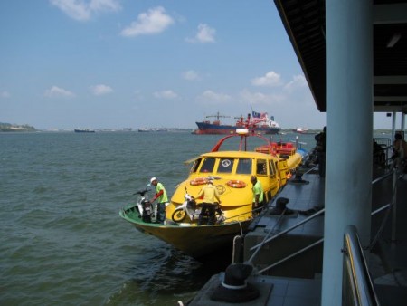 Z města Lumut jedeme trajektem na ostrov Pulau Pankor